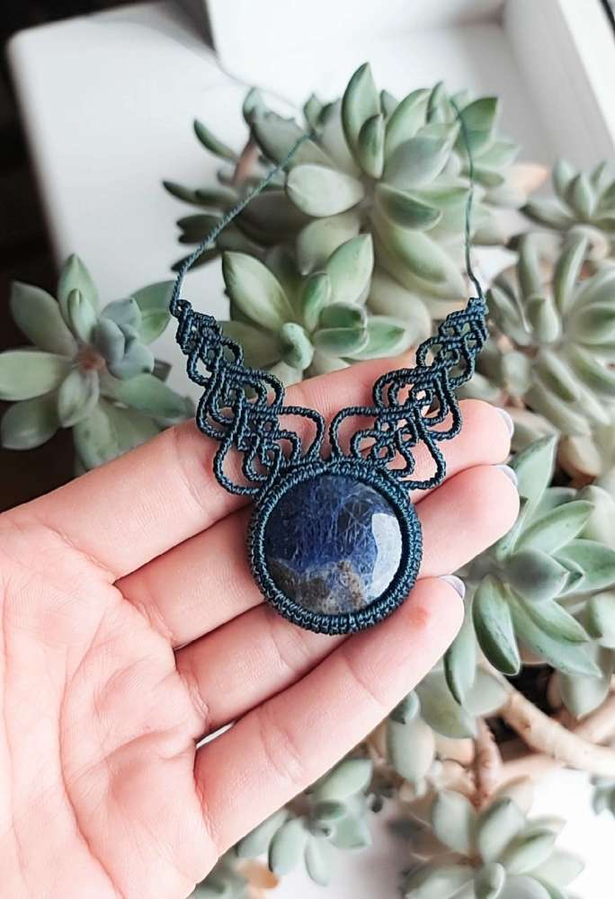 Macrame kaklo papuošalas su Sodalitu