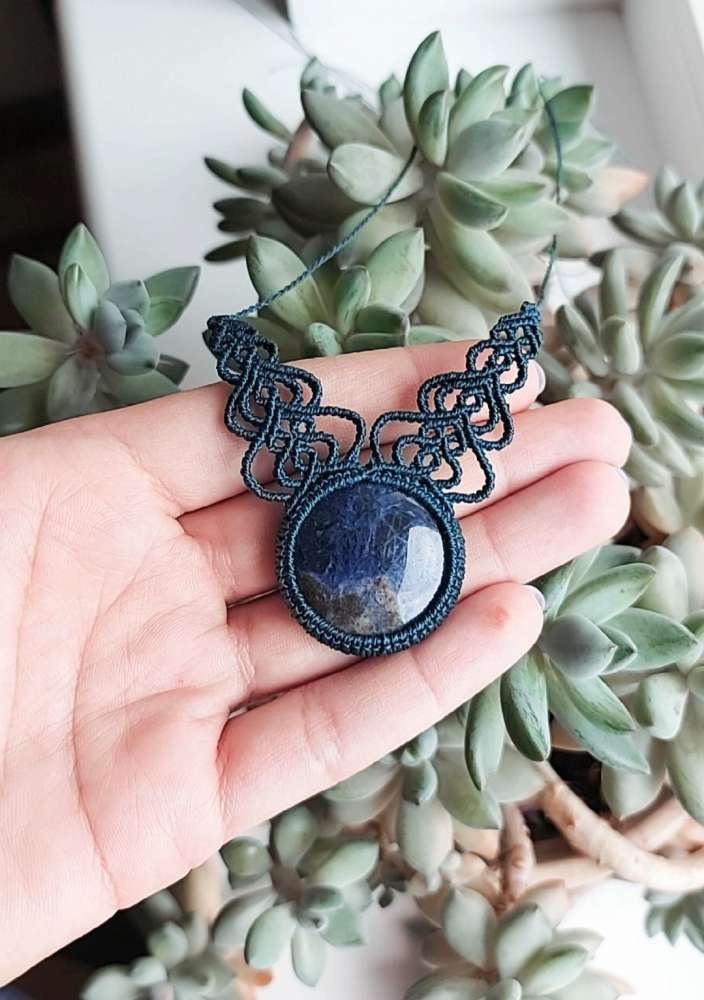 Macrame kaklo papuošalas su Sodalitu