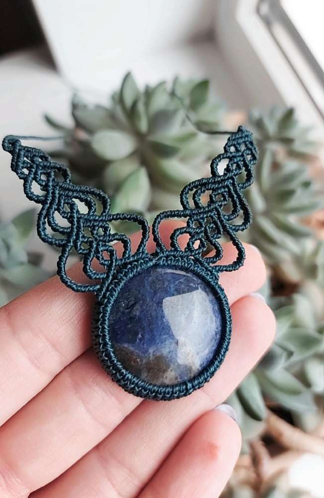 Macrame kaklo papuošalas su Sodalitu