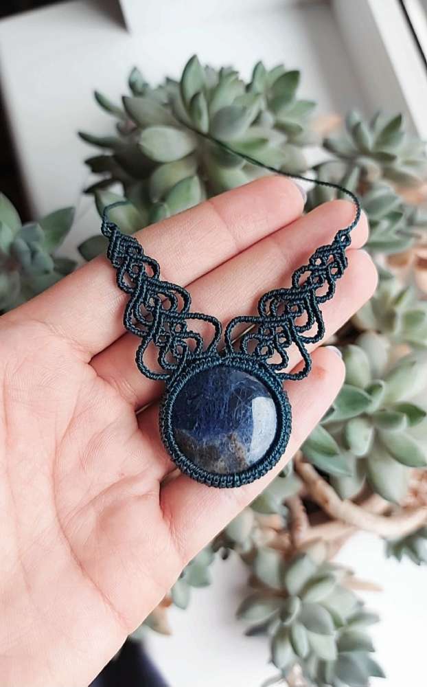 Macrame kaklo papuošalas su Sodalitu