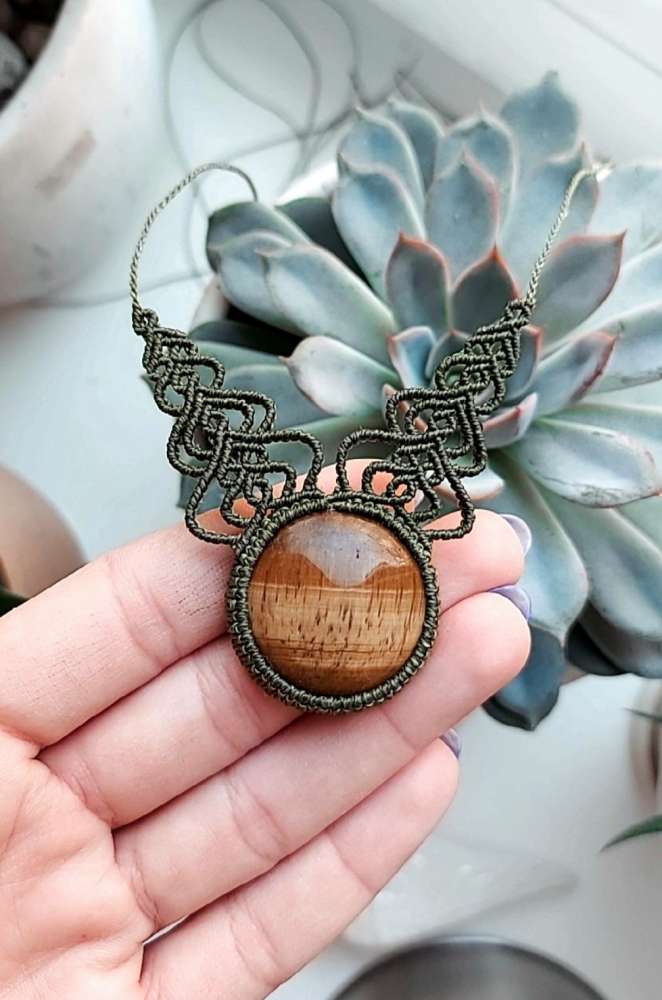 Macrame pakabutis su Tigro akimi