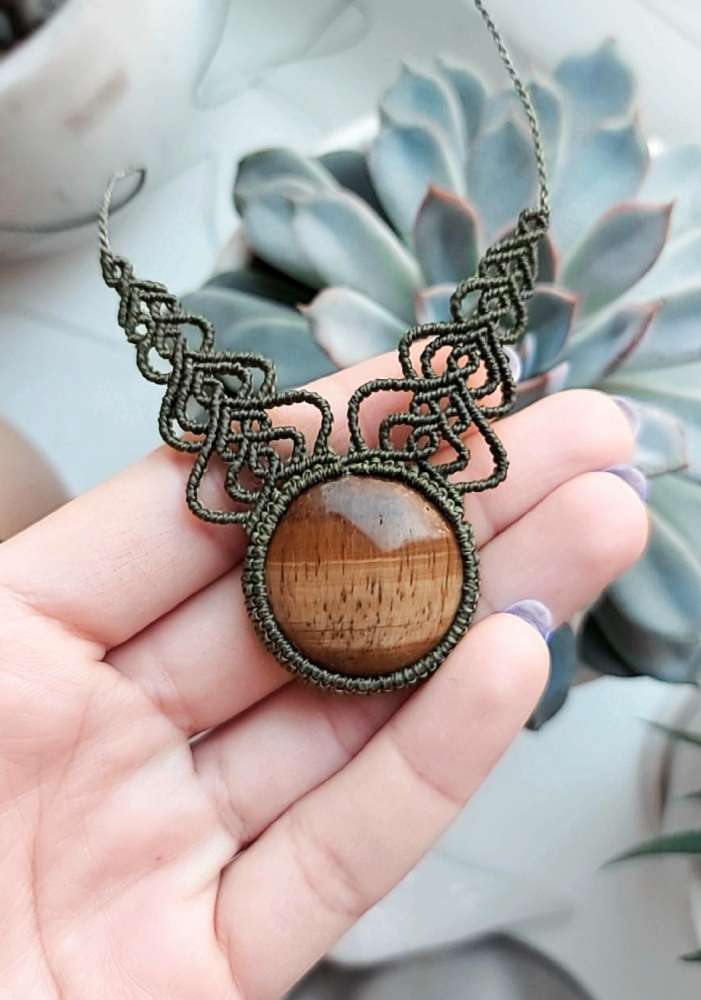 Macrame pakabutis su Tigro akimi