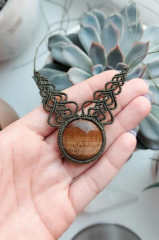 Macrame pakabutis su Tigro akimi