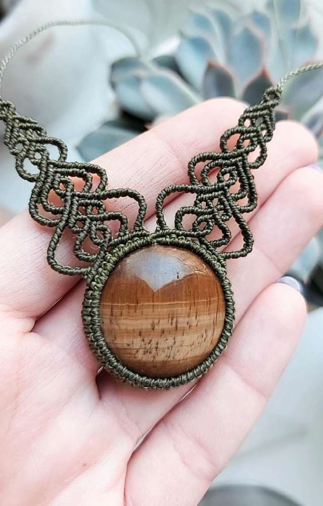 Macrame pakabutis su Tigro akimi