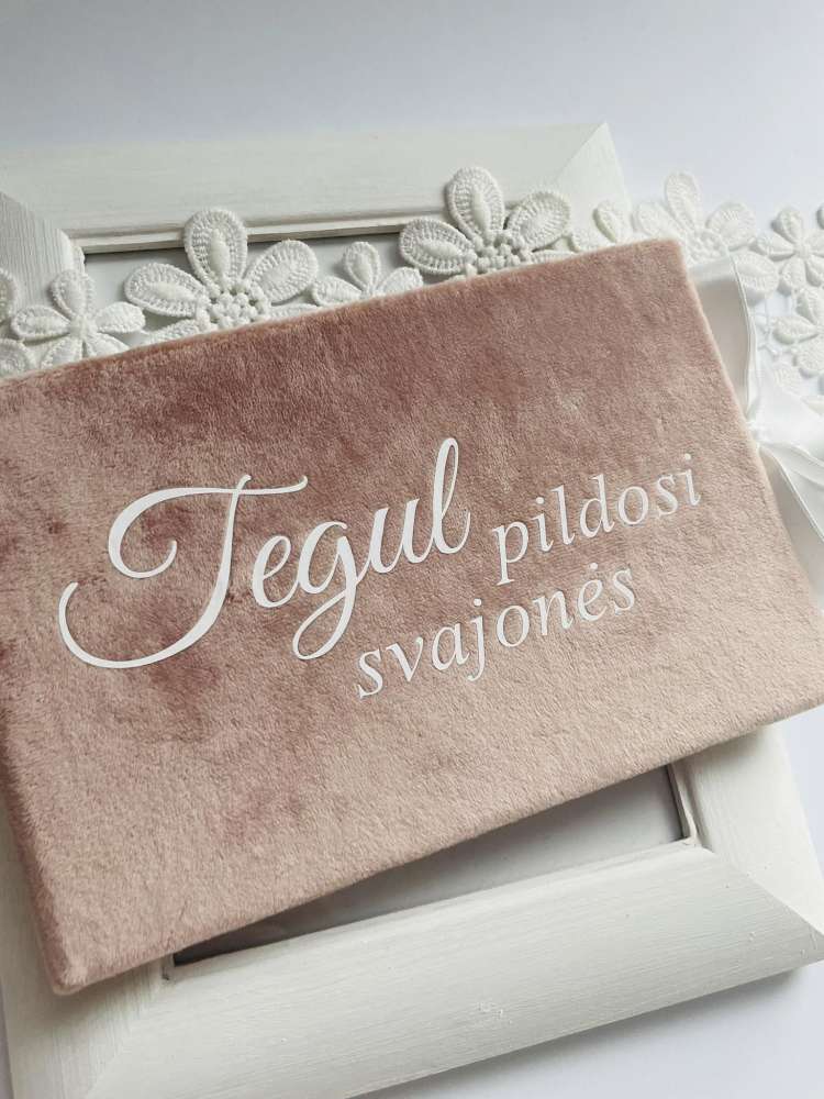 Švelniu aksomo audiniu trauktas VOKAS pinigams dovanoti