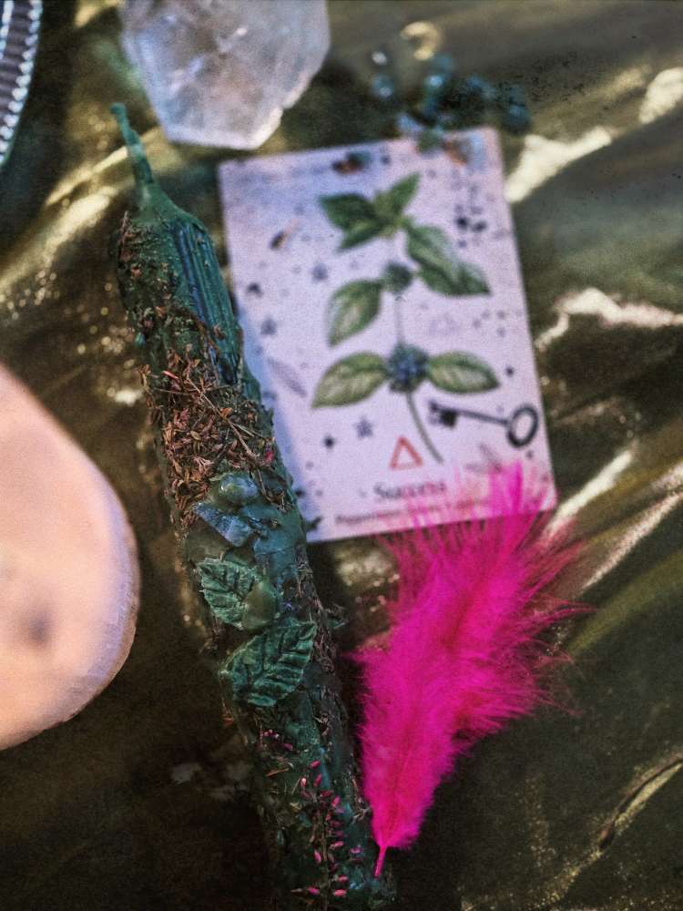 MEDEINOS intencijos/ritualinės žvakės su Agato kristalu, žolelėmis 💚🌿