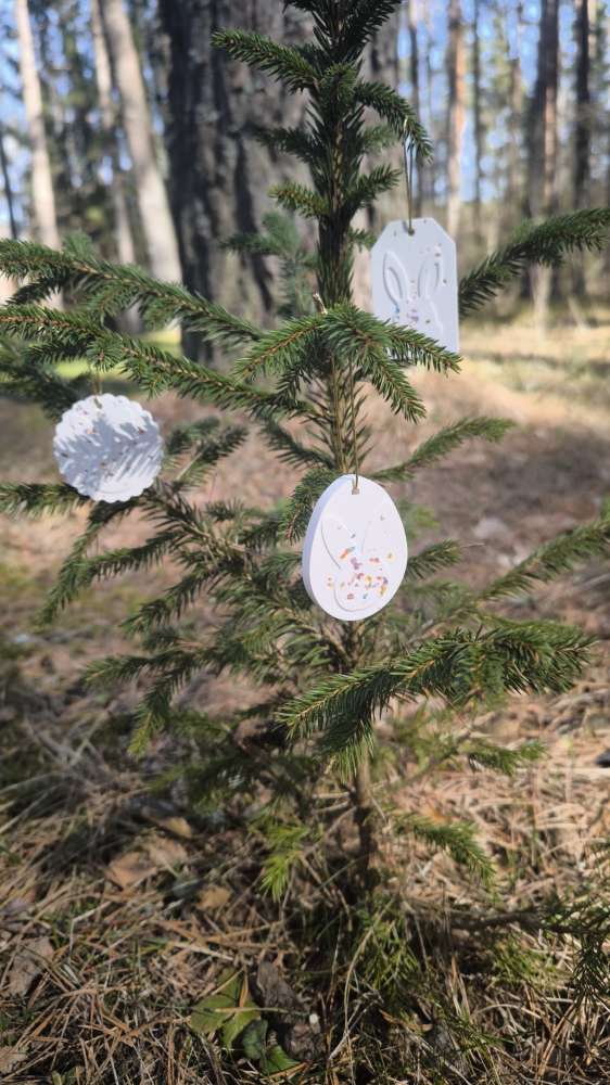 Velykiniai žaisliukai ant šakelės