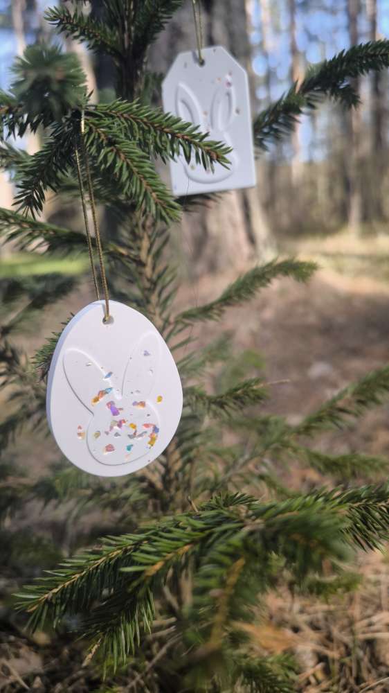 Velykiniai žaisliukai ant šakelės