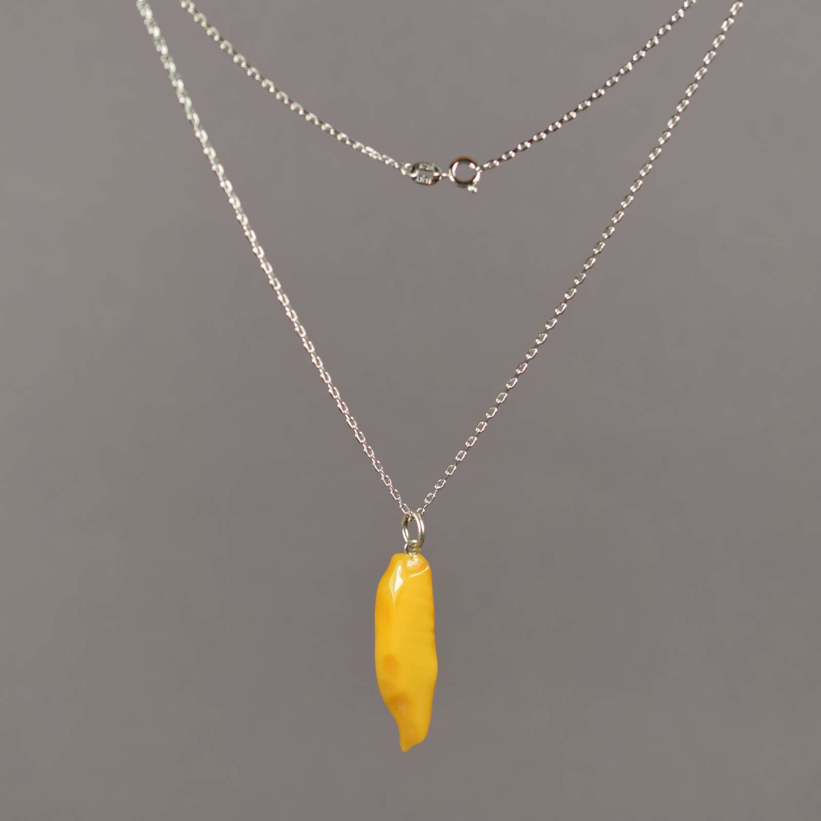 Gintarinis pakabukas naturalios formos AP0015