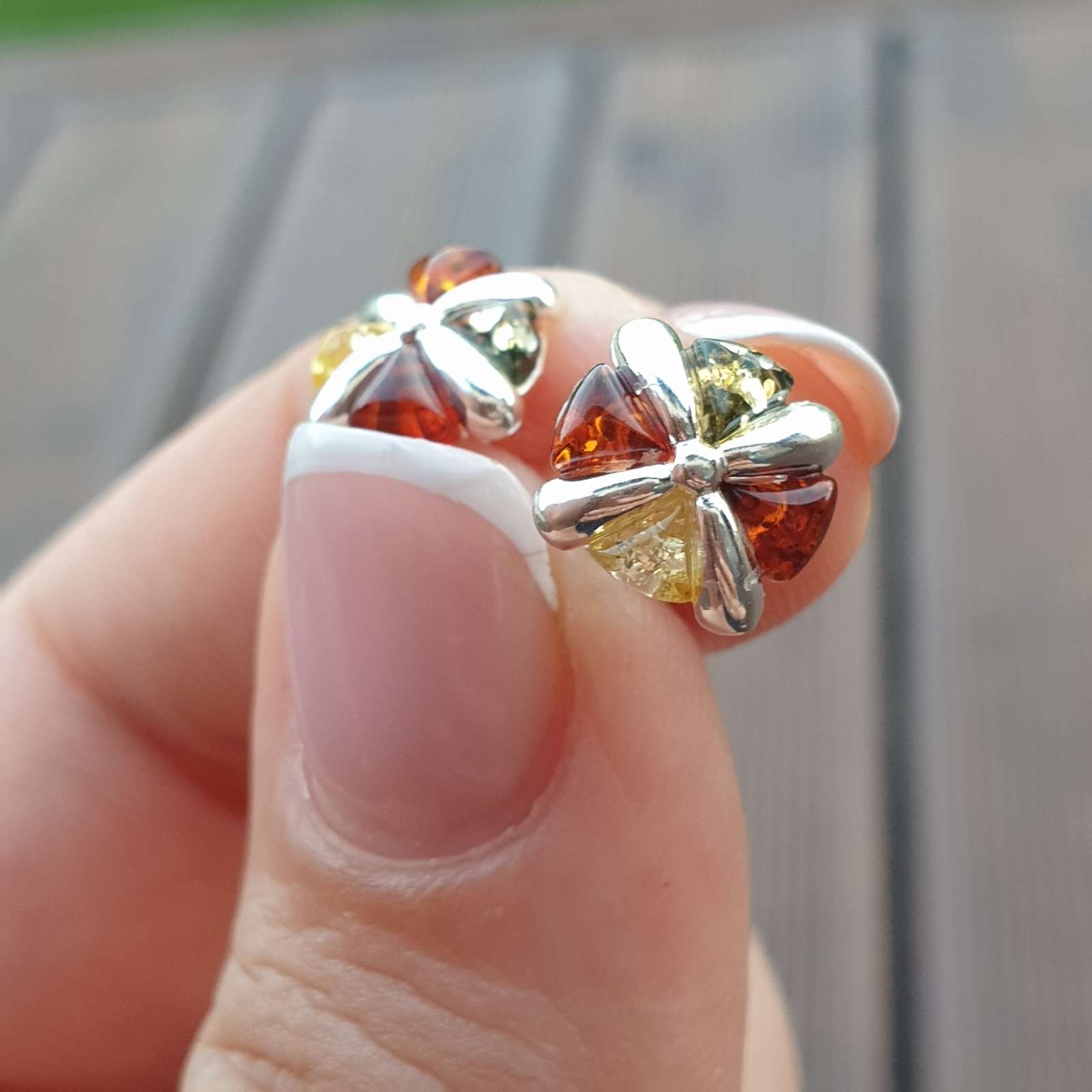 margi gintariniai auskarai prie ausies. Vinukai. Sidabriniai auskarai. Dovana Jai.
