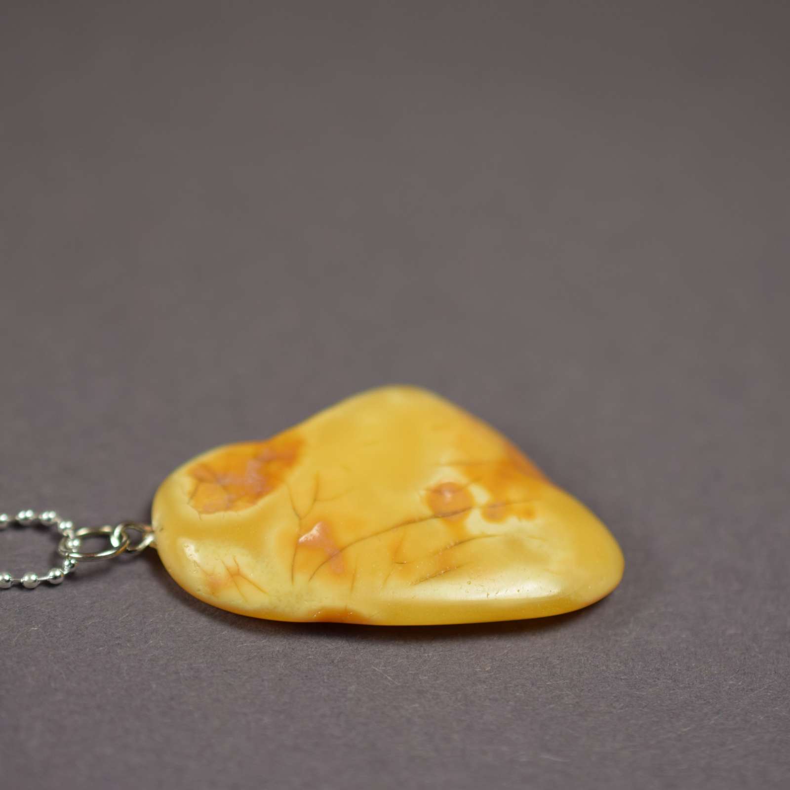 Gintarinis pakabukas su pasidabruota grandinėle AP0046