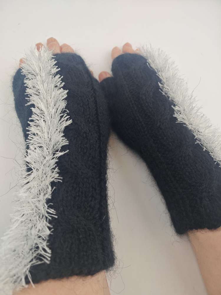 Rankų darbo moherinės riešinės su nykščio dalimi – juoda, sidabro