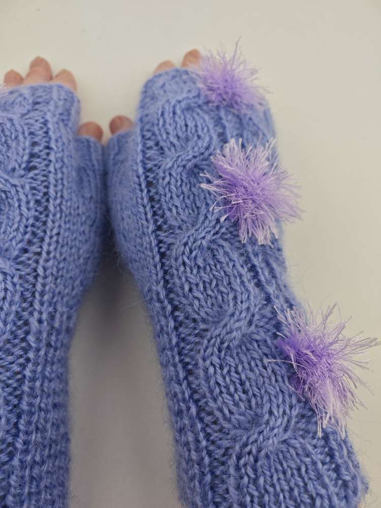 Rankų darbo moherinės riešinės su nykščio dalimi – šviesi violetinė