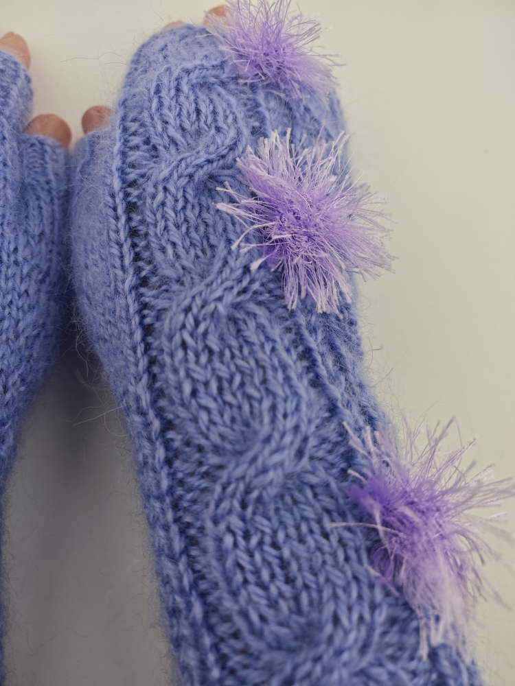 Rankų darbo moherinės riešinės su nykščio dalimi – šviesi violetinė