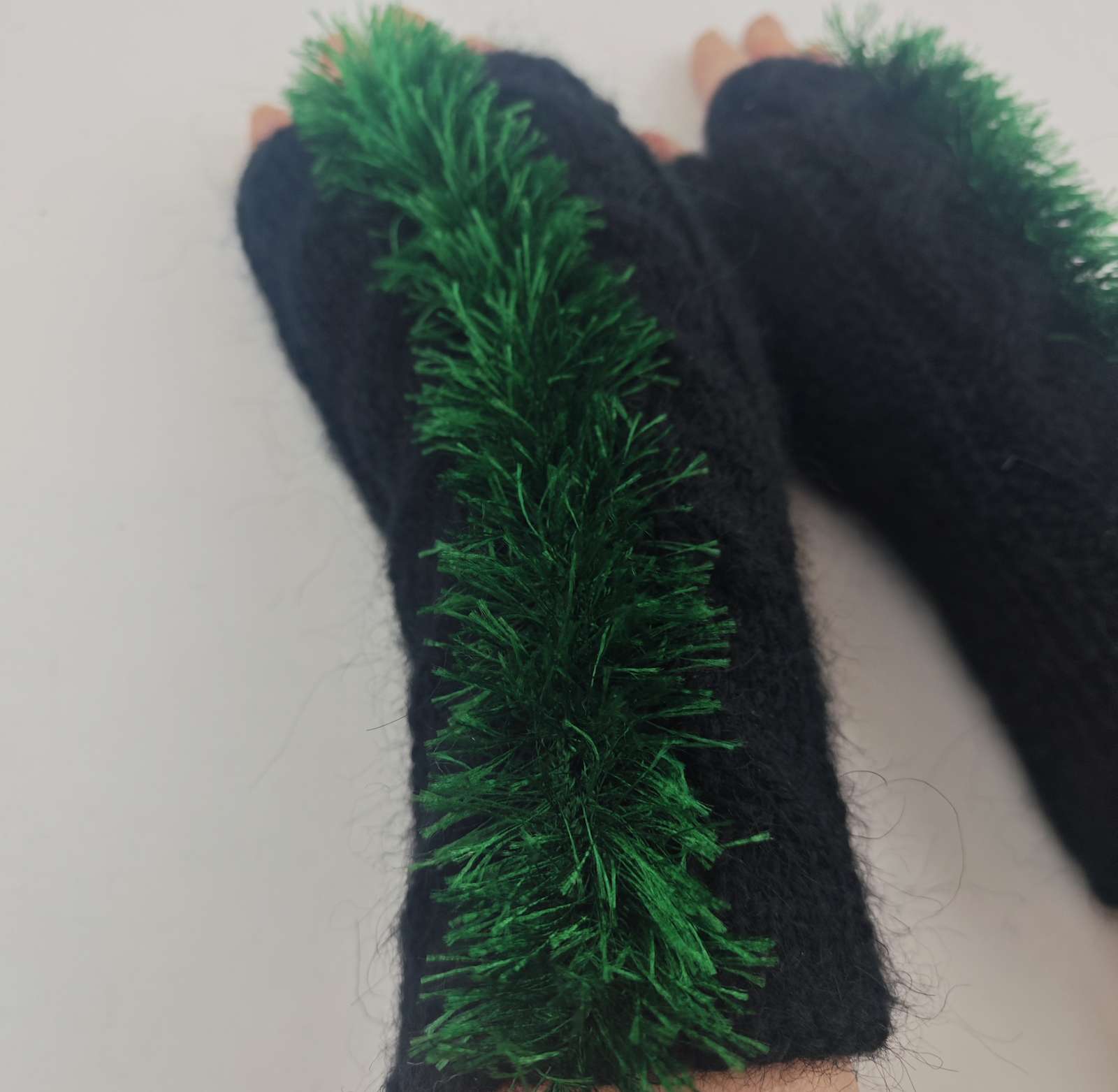 Rankų darbo moherinės riešinės su nykščio dalimi – juoda, žalia