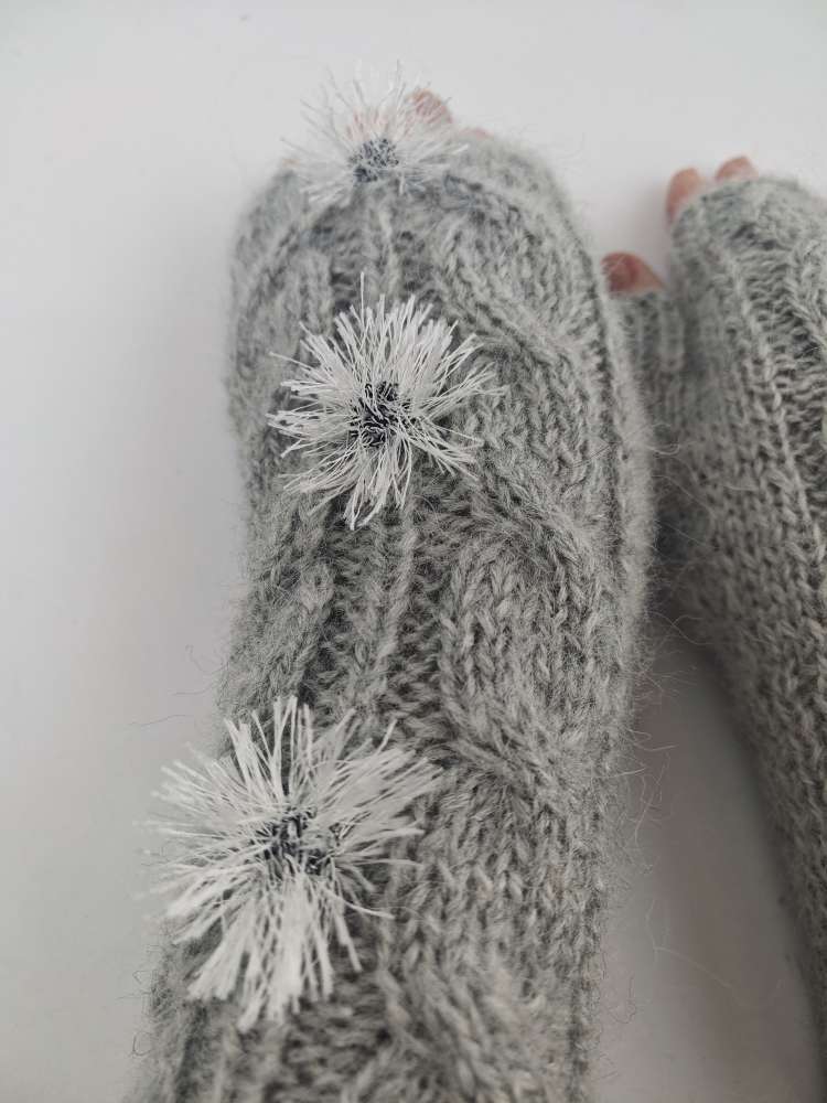 Rankų darbo moherinės riešinės su nykščio dalimi – pilka