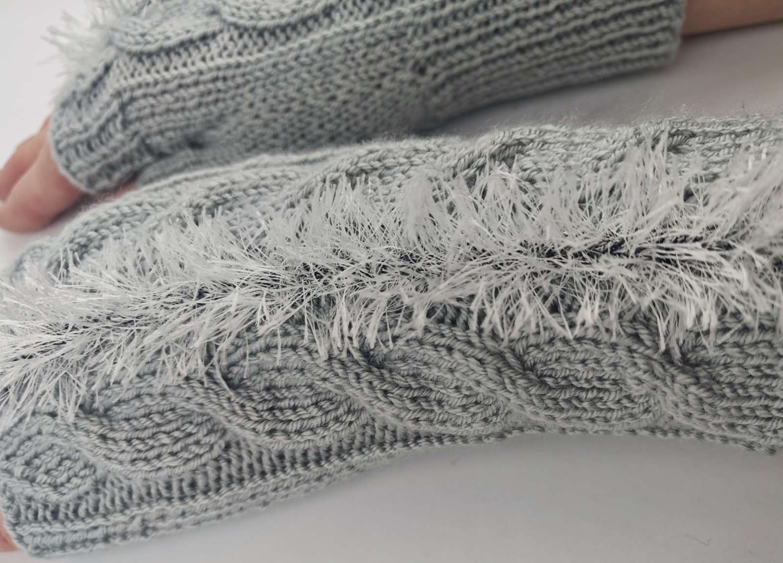 Rankų darbo riešinės su nykščio dalimi – šviesi pilka, sidabro