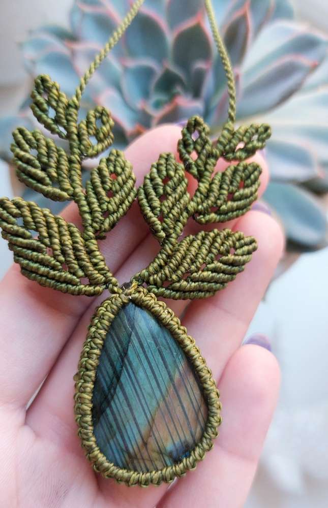 Macrame kaklo papuošalas su natūraliu Labradoritu