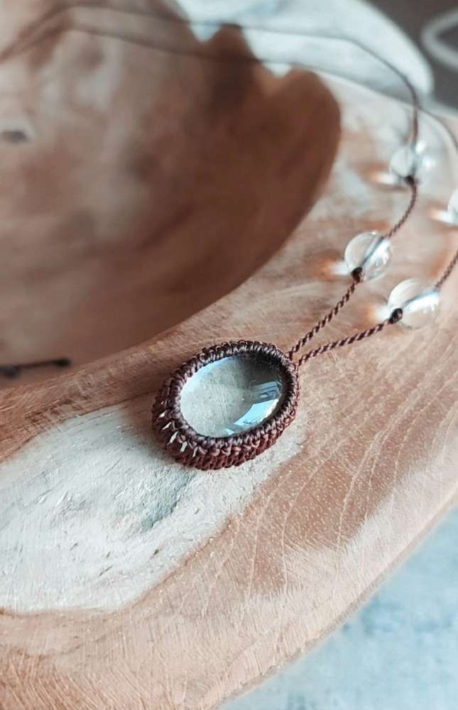 Macrame pakabutis su natūraliu kalnų krištolu
