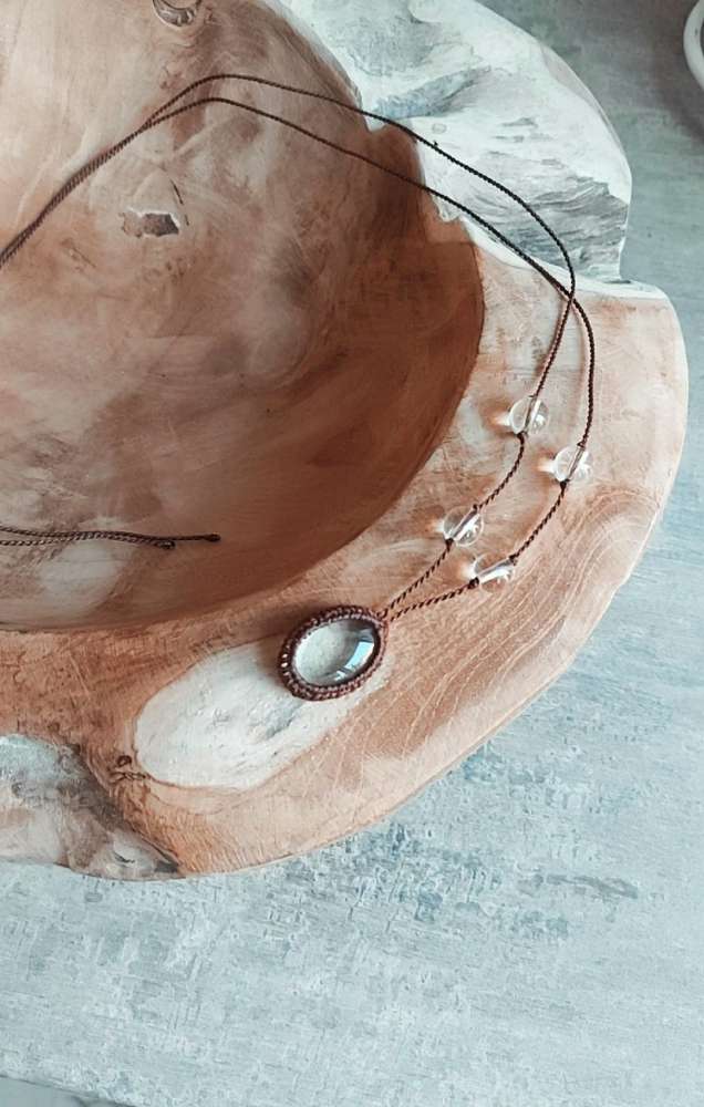 Macrame pakabutis su natūraliu kalnų krištolu