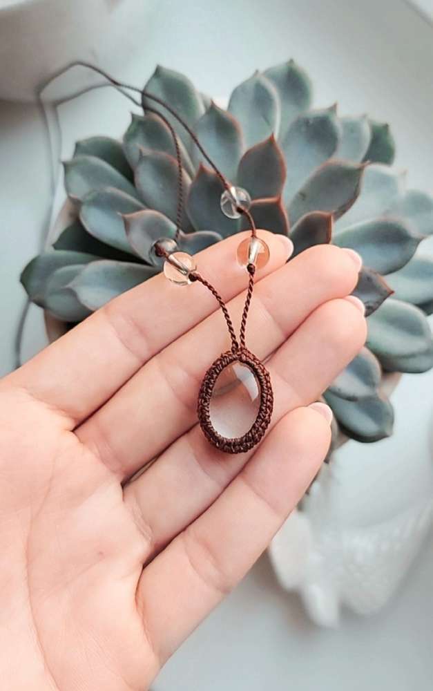 Macrame pakabutis su natūraliu kalnų krištolu