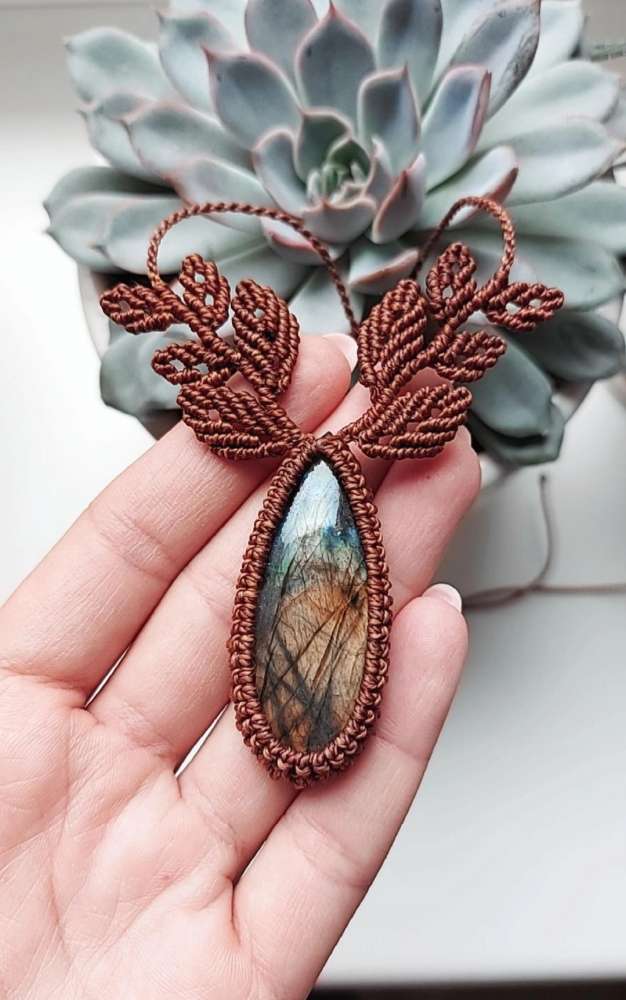 Macrame kaklo papuošalas su natūraliu Labradoritu