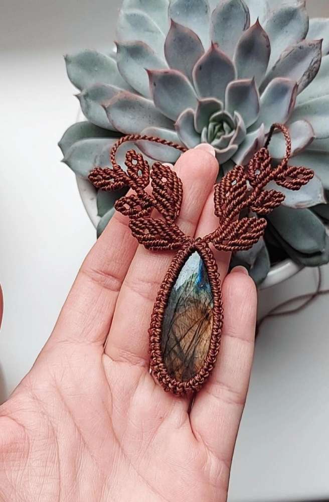 Macrame kaklo papuošalas su natūraliu Labradoritu