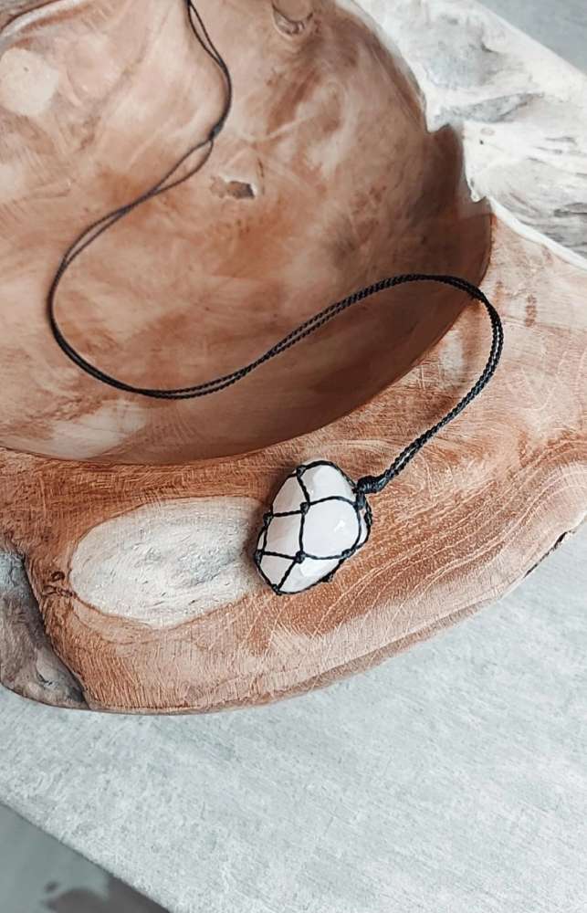 Macrame kaklo papuošalas su natūraliu rožiniu kvarcu