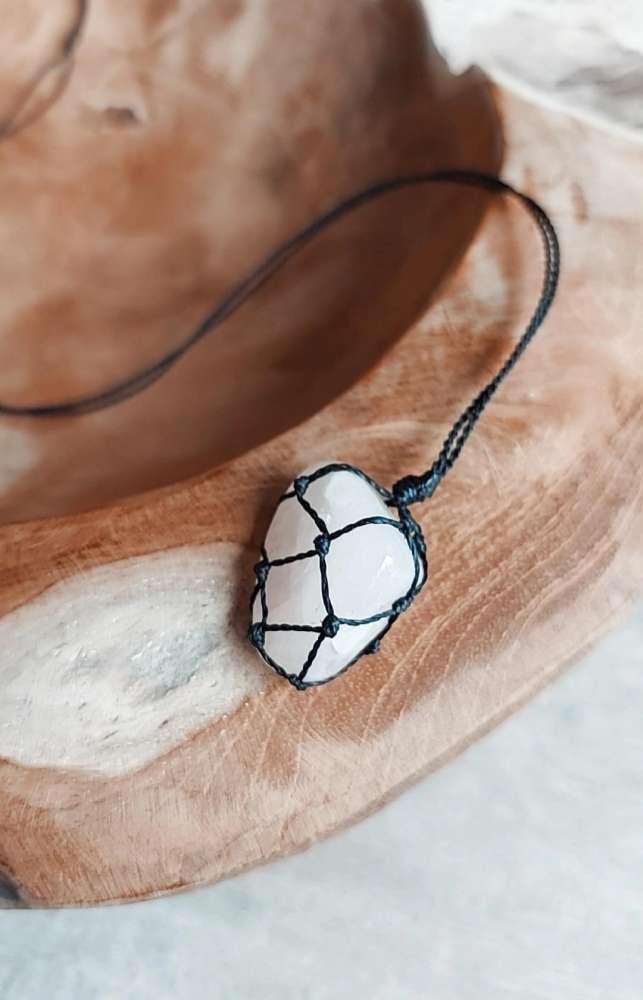 Macrame kaklo papuošalas su natūraliu rožiniu kvarcu