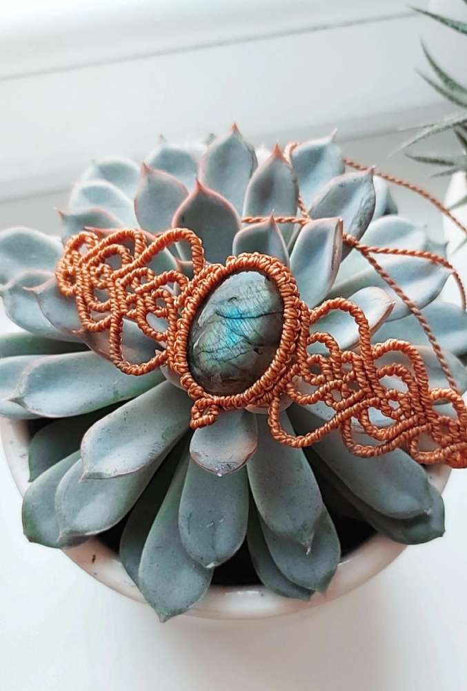Macrame kaklo papuošalas su Labradoritu