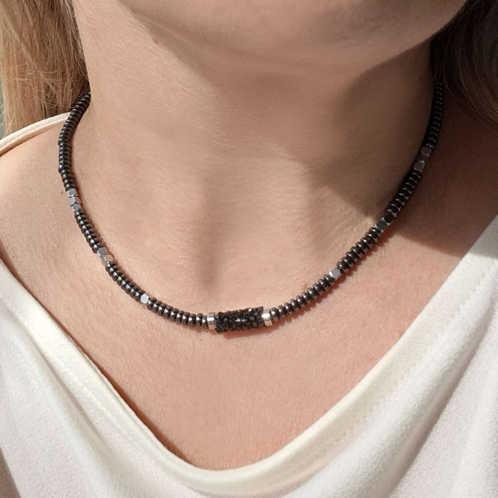 Hematito vėrinys su Swarovski akučių akcentu
