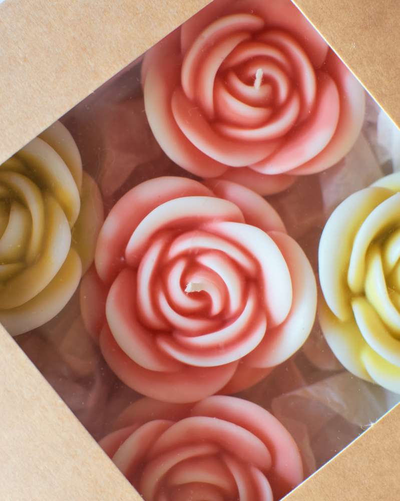 Rožių formos kvapnių žvakių rinkinys su saldžiosios vyšnios aromatu – dovanų dėžutėje