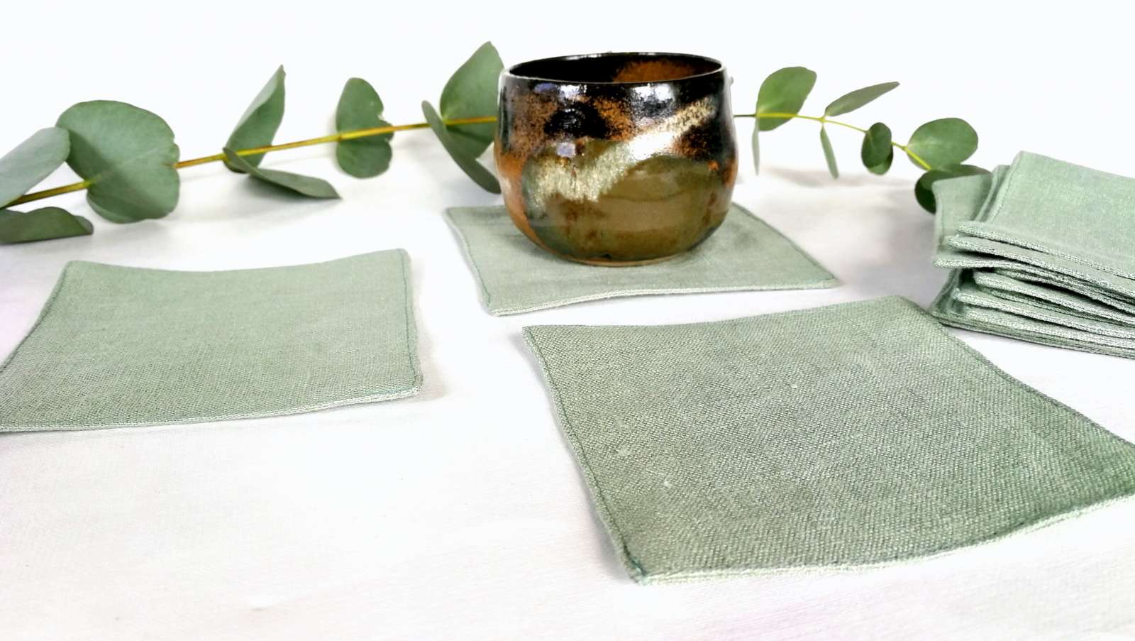 Žalsvi lininiai stalo padėkliukai