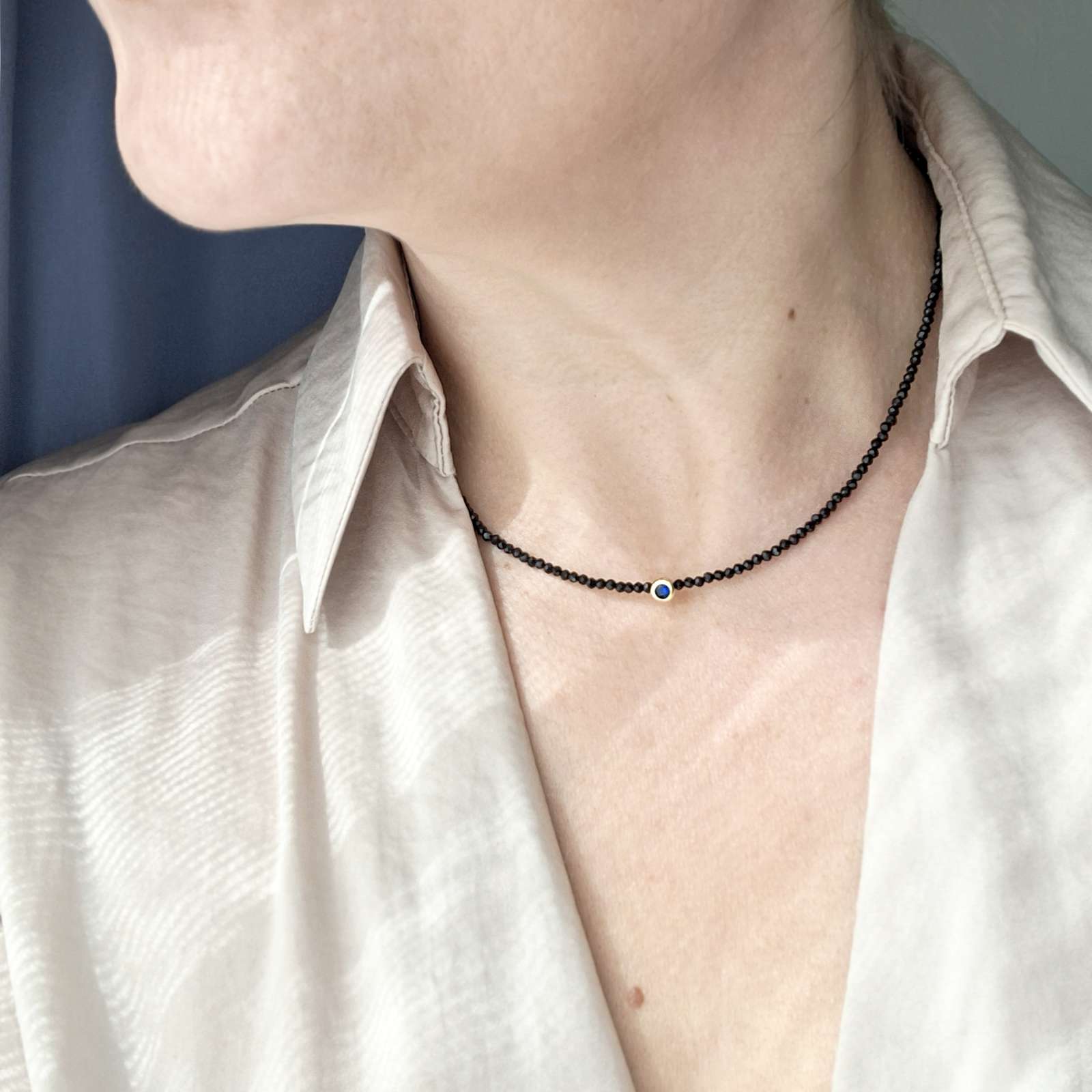 Minimalistinis vėrinys iš smulkaus špinelio su cirkonio akute