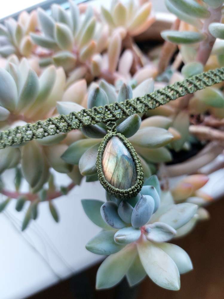 Macrame chiokeris su Labradoritu