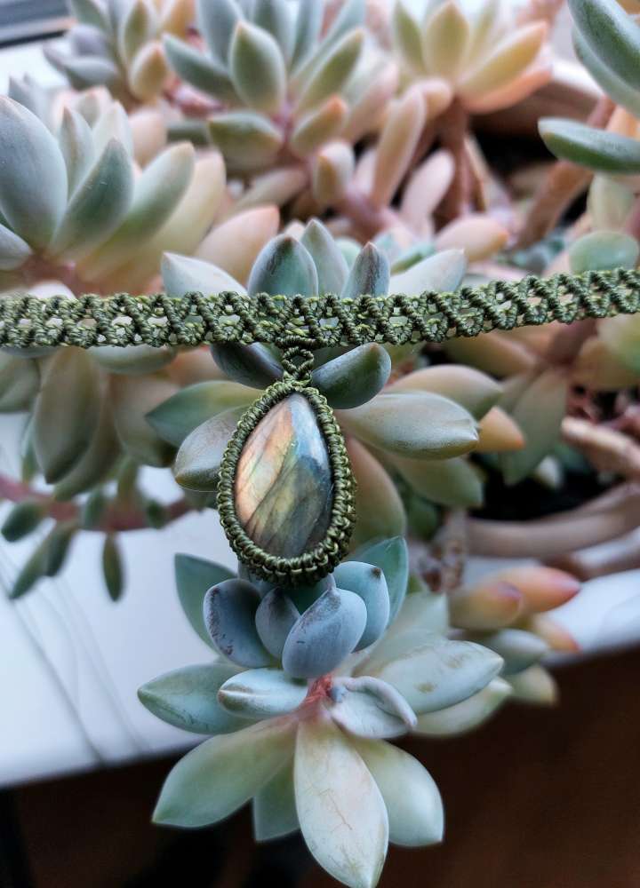 Macrame chiokeris su Labradoritu