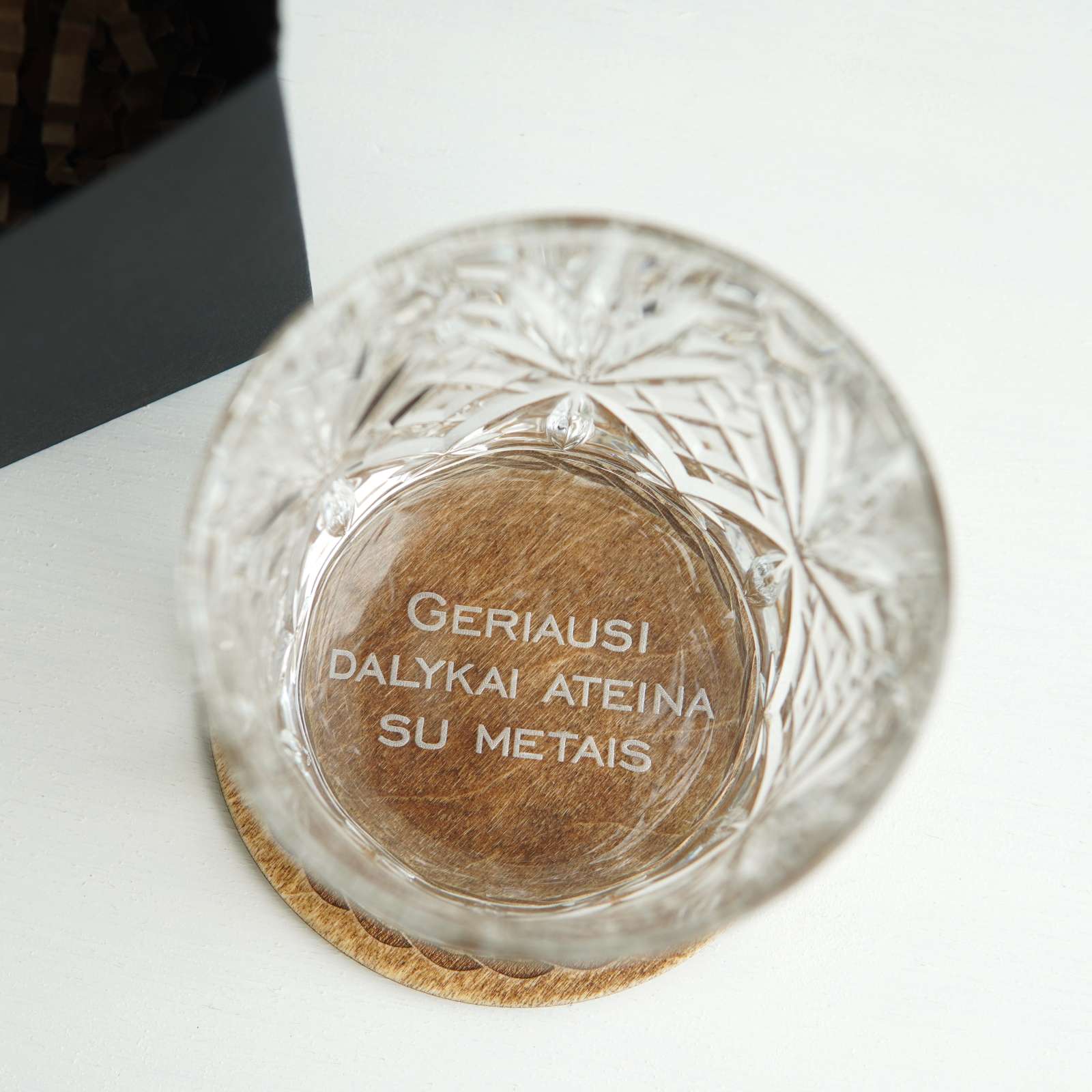 Viskio taurė su graviruotu palinkėjimu ant dugno gimtadienio proga