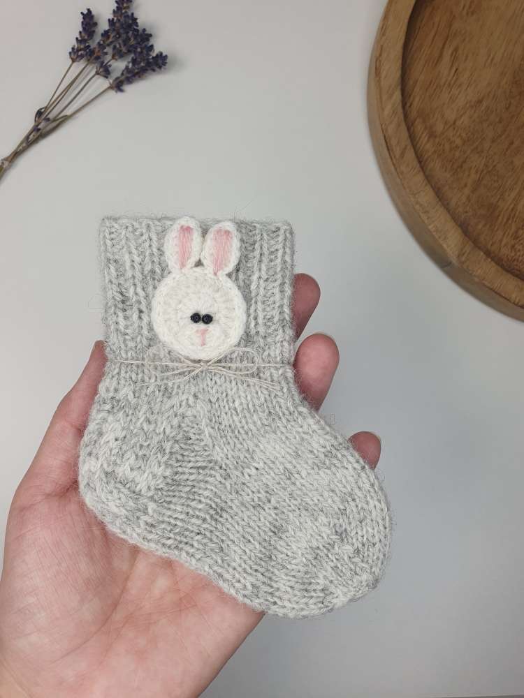 Šiurkščios vilnos kojinytės naujagimiui