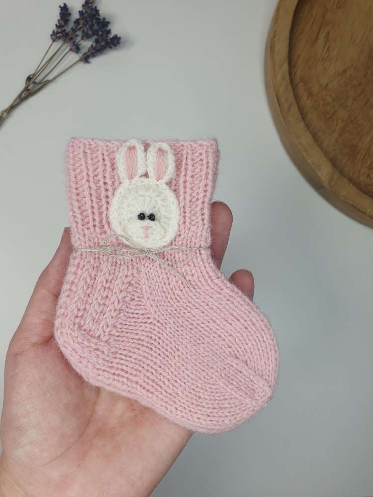 Šiurkščios vilnos kojinytės naujagimiui