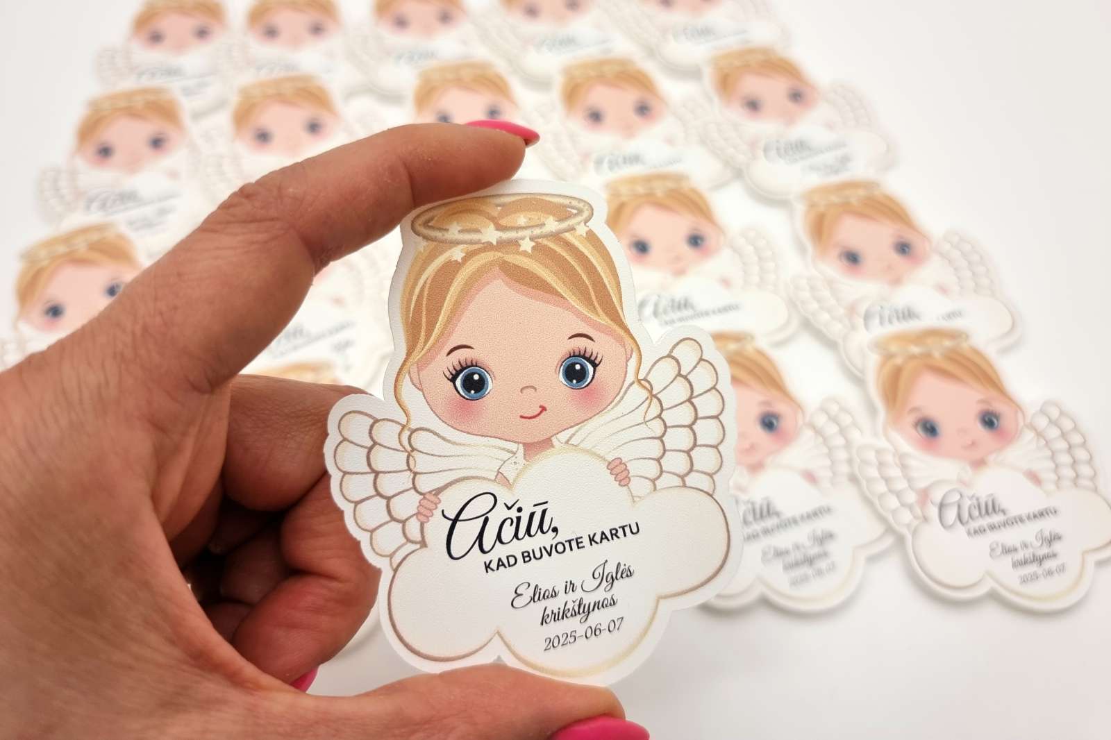 Personalizuotas magnetukas krikštynoms – angeliukė arba angeliukas (8 x 6,5 cm)