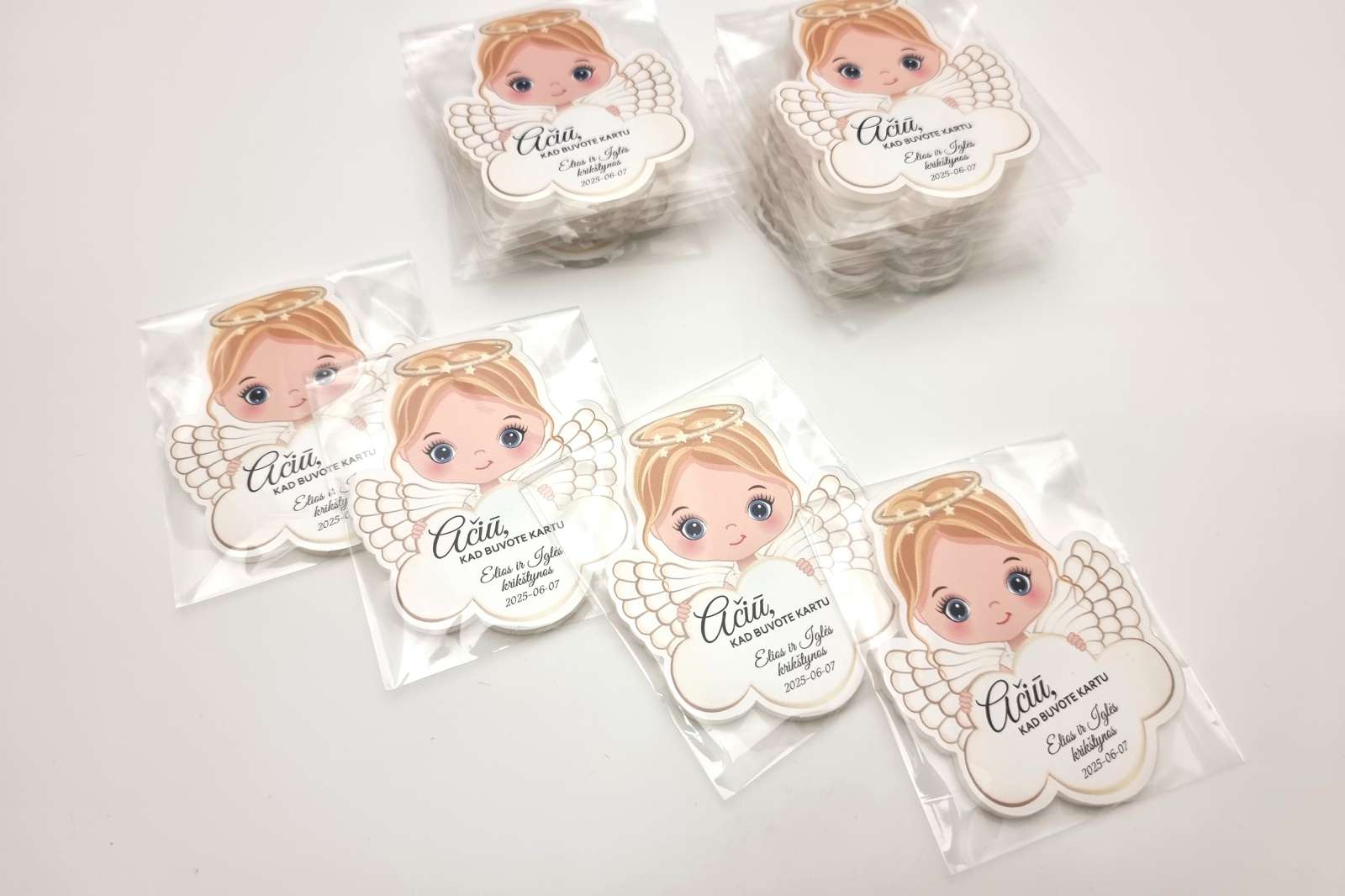 Personalizuotas magnetukas krikštynoms – angeliukė arba angeliukas (8 x 6,5 cm)
