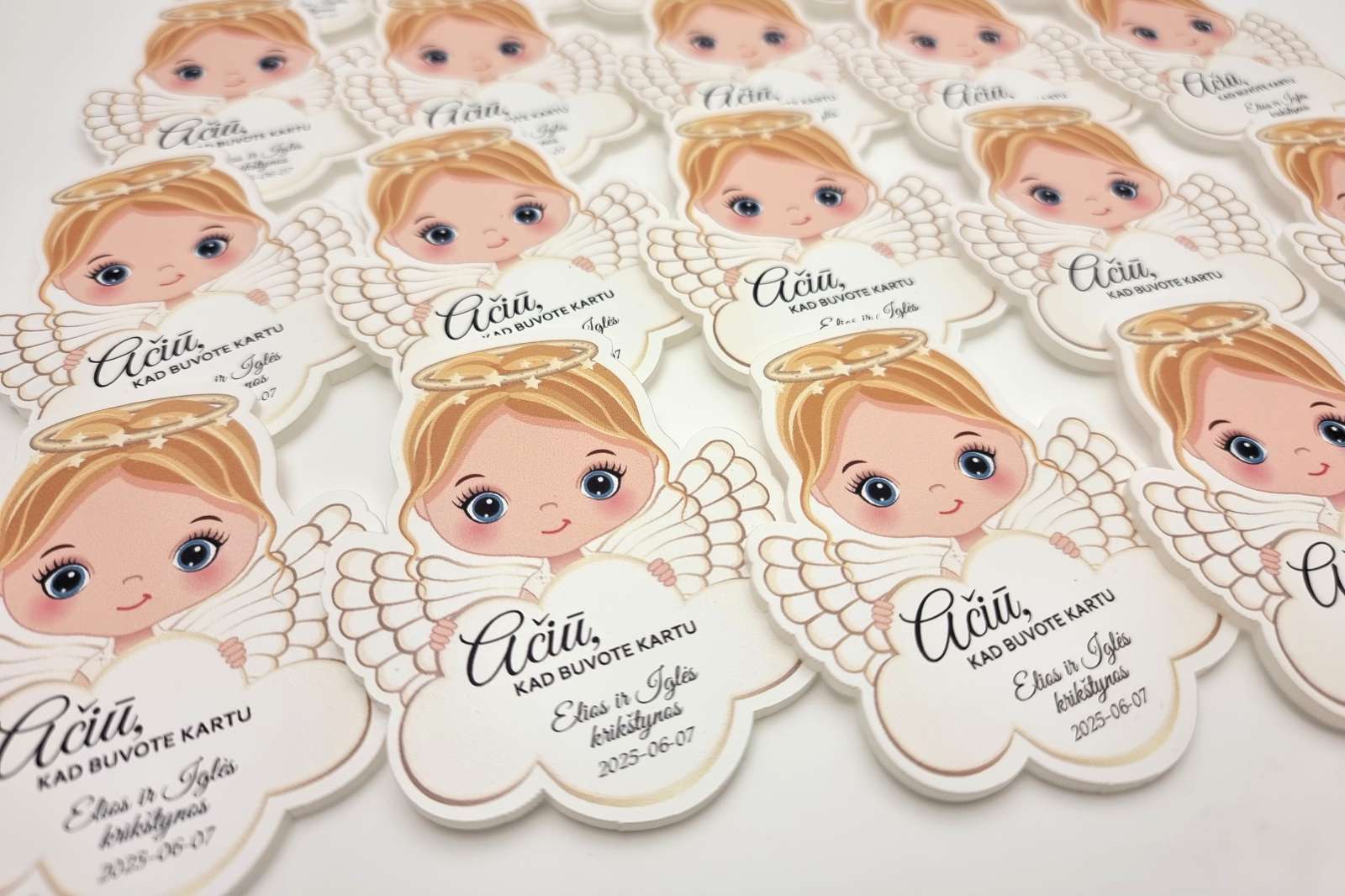 Personalizuotas magnetukas krikštynoms – angeliukė arba angeliukas (8 x 6,5 cm)