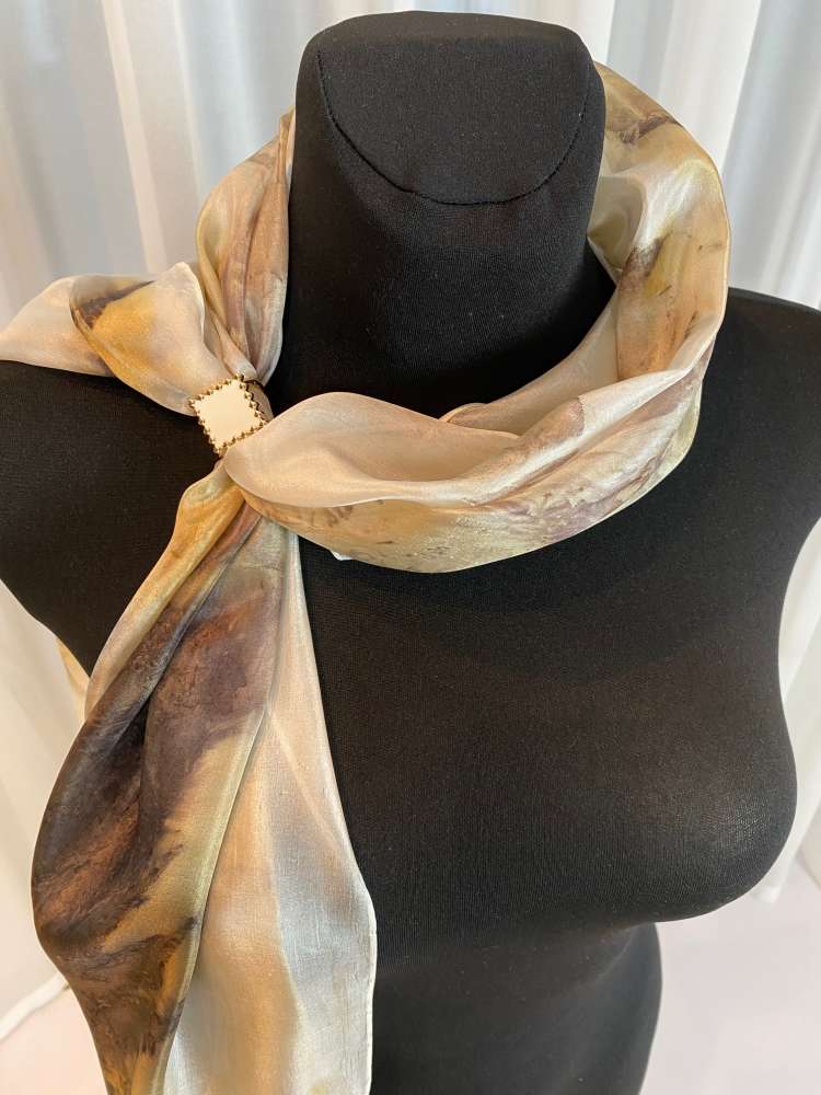 Lietuviško miško prisilietimas – rankų darbo šilkinis šalikėlis (Ponge 5, 45×145 cm)