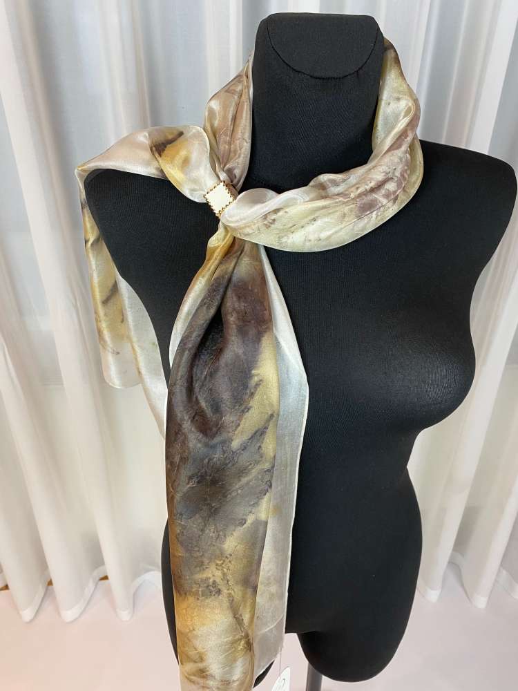 Lietuviško miško prisilietimas – rankų darbo šilkinis šalikėlis (Ponge 5, 45×145 cm)
