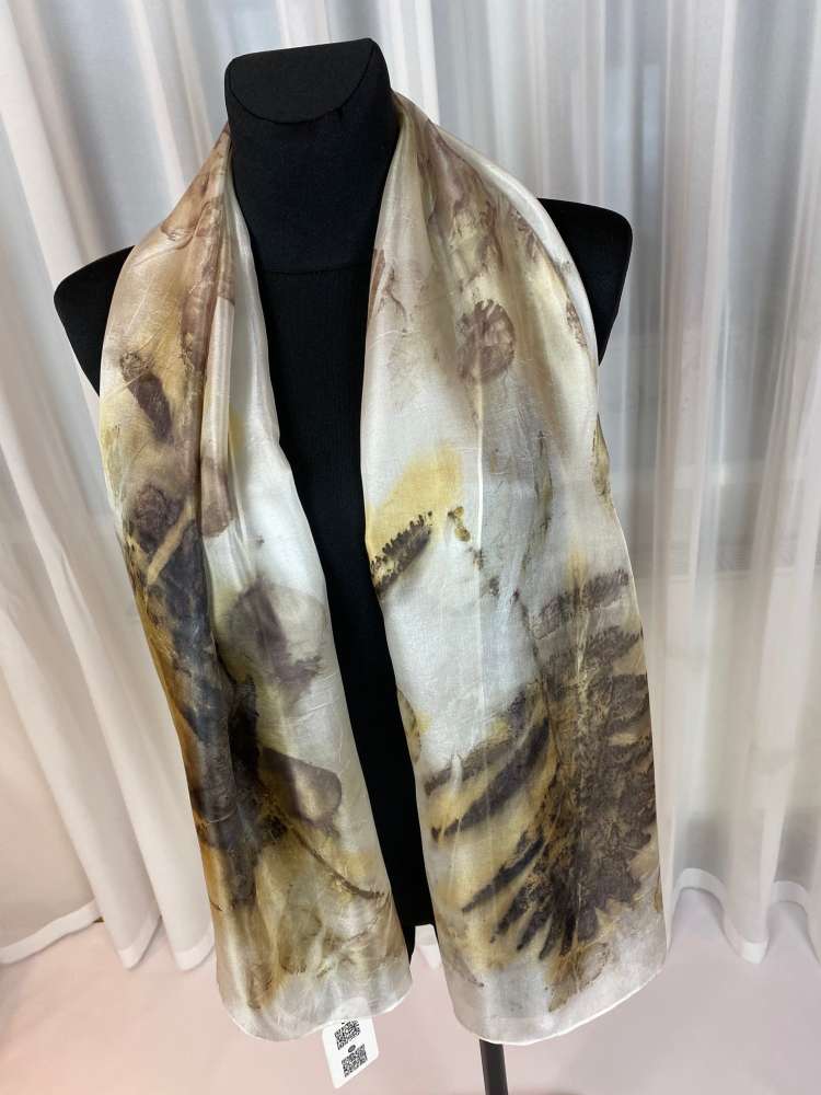 Lietuviško miško prisilietimas – rankų darbo šilkinis šalikėlis (Ponge 5, 45×145 cm)