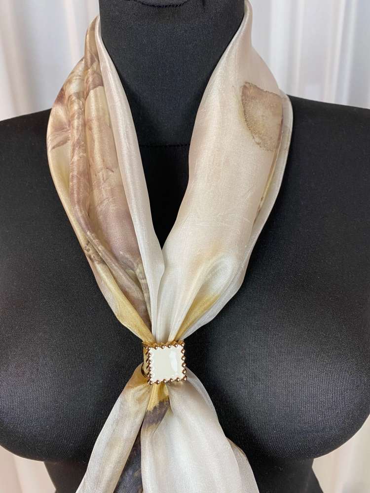 Lietuviško miško prisilietimas – rankų darbo šilkinis šalikėlis (Ponge 5, 45×145 cm)