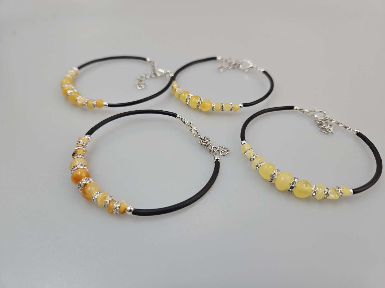 Apyrankė su baltu gintaru kasdienai White amber bracelet