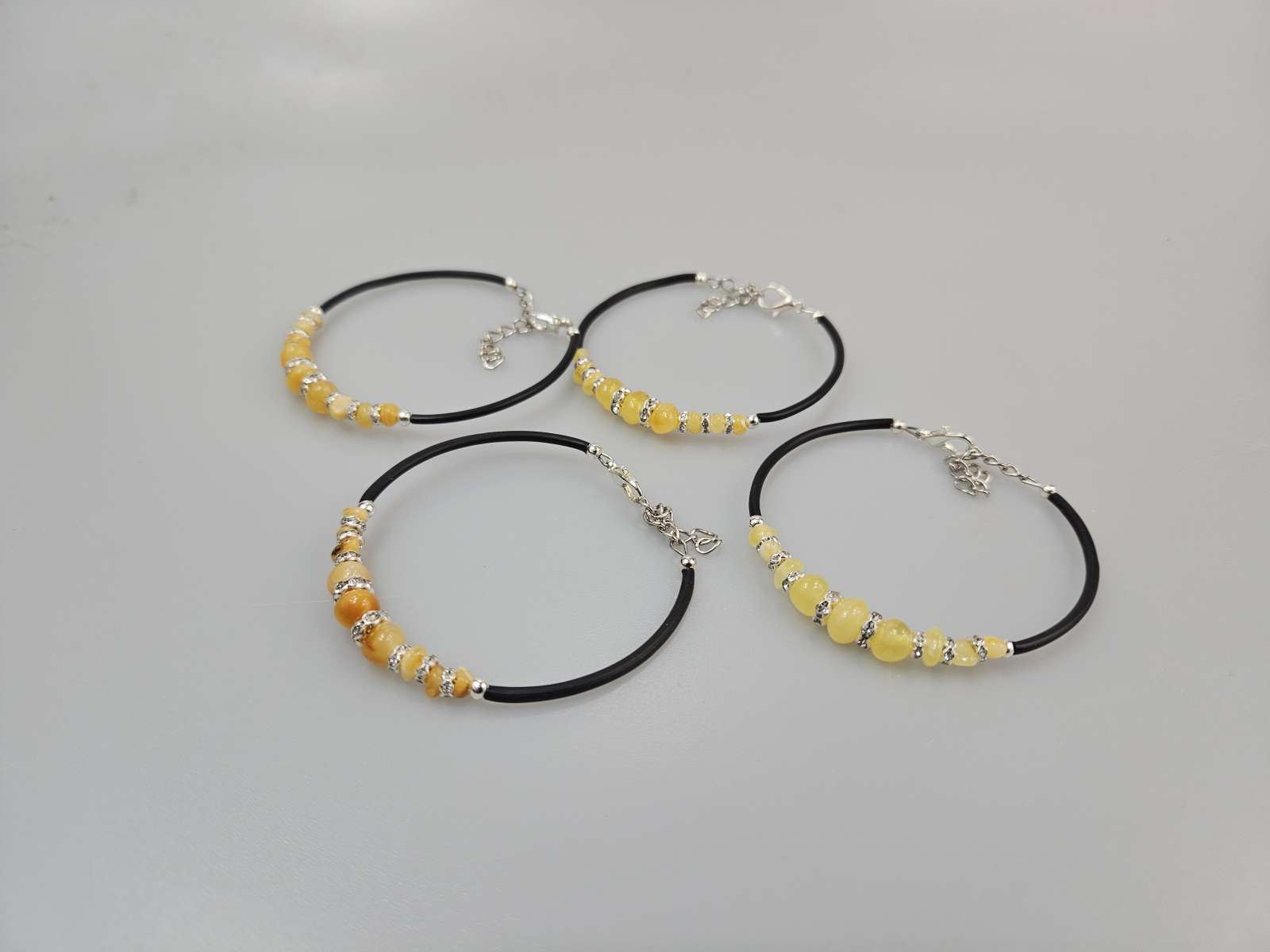 Apyrankė su baltu gintaru kasdienai White amber bracelet