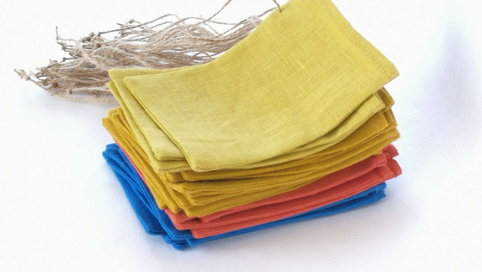 Rankų darbo spalvoti lininiai maišeliai