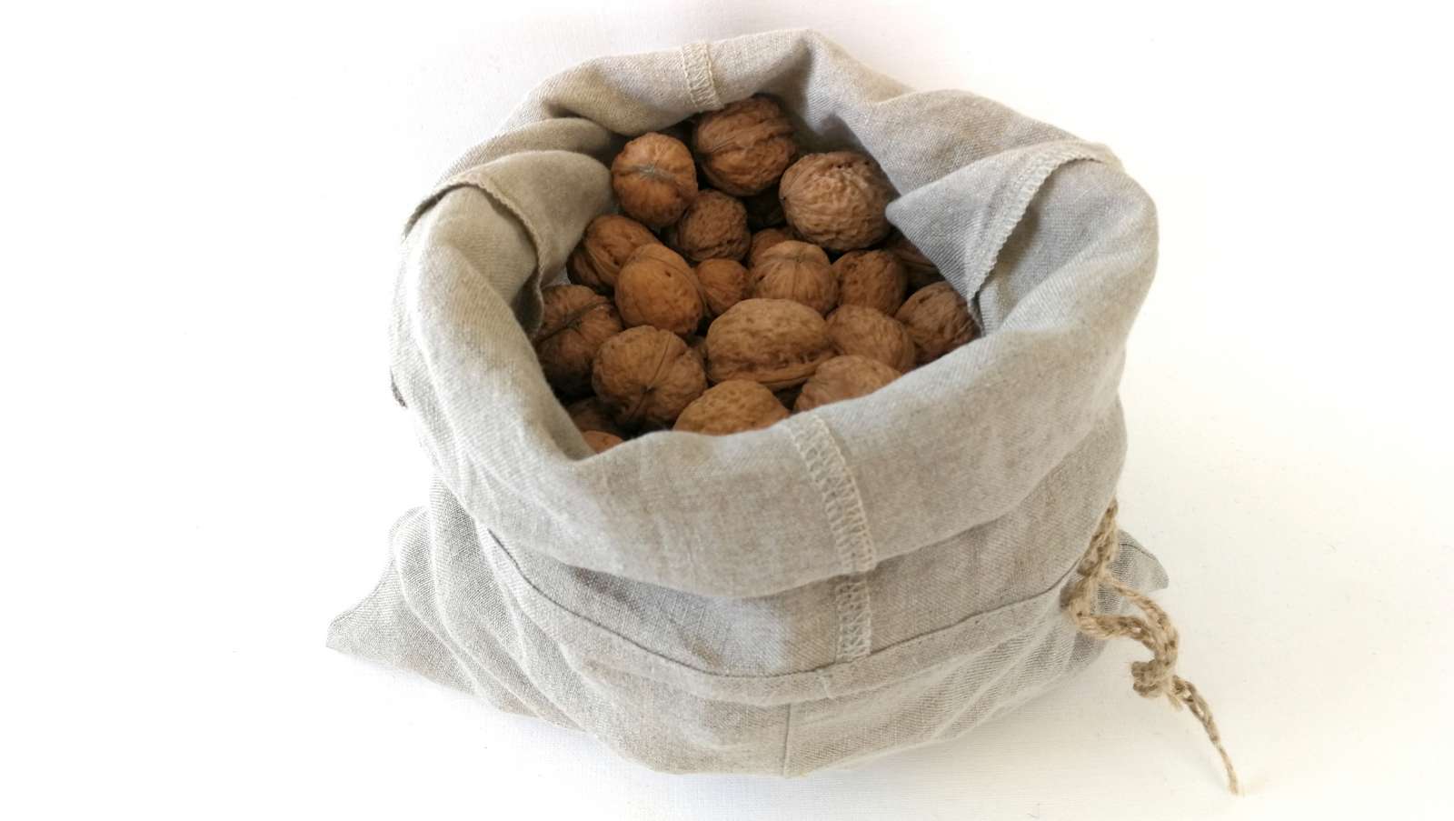 Graikiniai riešutai lininiame maišelyje